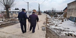 春雷行动：老人吃力无法行走 通河公安暖心帮助