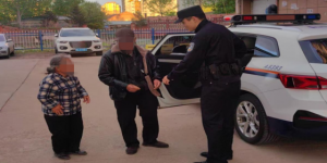 老人迷路街头 警民暖心相助