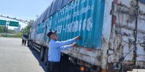 南岗分局长江路公安检查站  服务救助过往车辆和群众