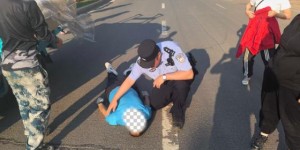 男子病倒路边，巡逻民警及时救助！