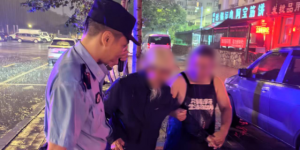 民警巡逻时暴雨中撑起“平安伞” 燎原派出所民警暖心护送老人回家