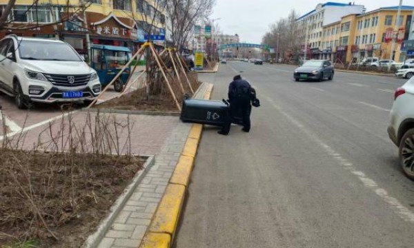 春雷行动：大风中的“马路卫士”通河公安民警冒风清障保畅通