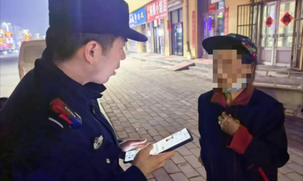 老人深夜迷路 民警暖心救助