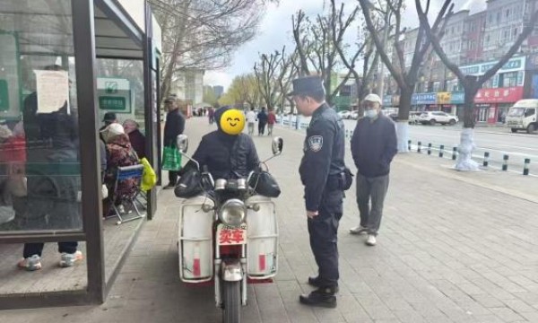 双城分局人民广场警务站为迷路老人指引方向