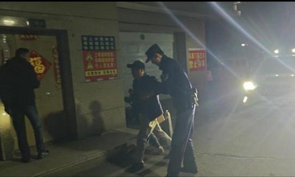 老人迷路忘归途，民警护送照亮回家路