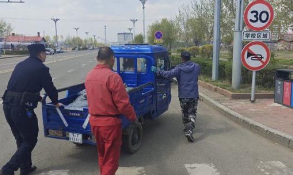 车辆断电停路中 民警推车解民忧