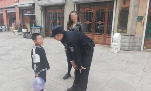 小孩街头不慎迷路 民警贴心护送回家