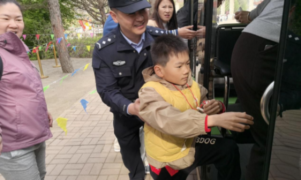 香炉山游客爆棚  冰城公安让安全感拉满