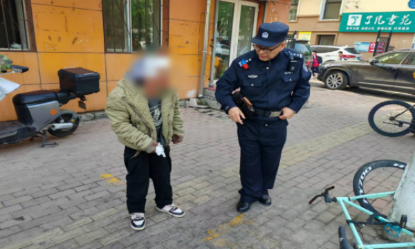 南岗民警紧急救助倒地老人，守护生命彰显警民深情