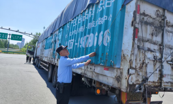 南岗分局长江路公安检查站  服务救助过往车辆和群众