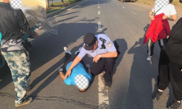 男子病倒路边，巡逻民警及时救助！