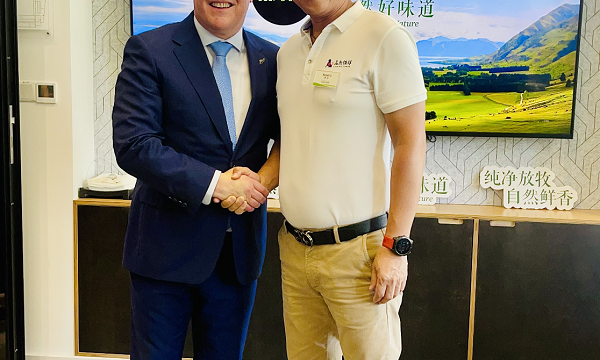 重磅握手！飞熊领鲜董事长李祥受邀参加新西兰红肉原产地品牌全新发布仪式，荣获新西兰总理亲授战略合作渠道商